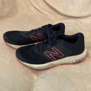 New Balance 520 woman’s size 7 in fair condition see pictures